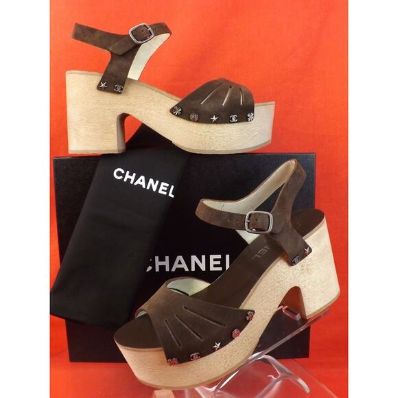 NIB CHANEL G30844 BROWN SUEDE CC LOGO CHARMS PLATFORM WOODEN SANDALS 39 $1025 - Picture 1 of 12